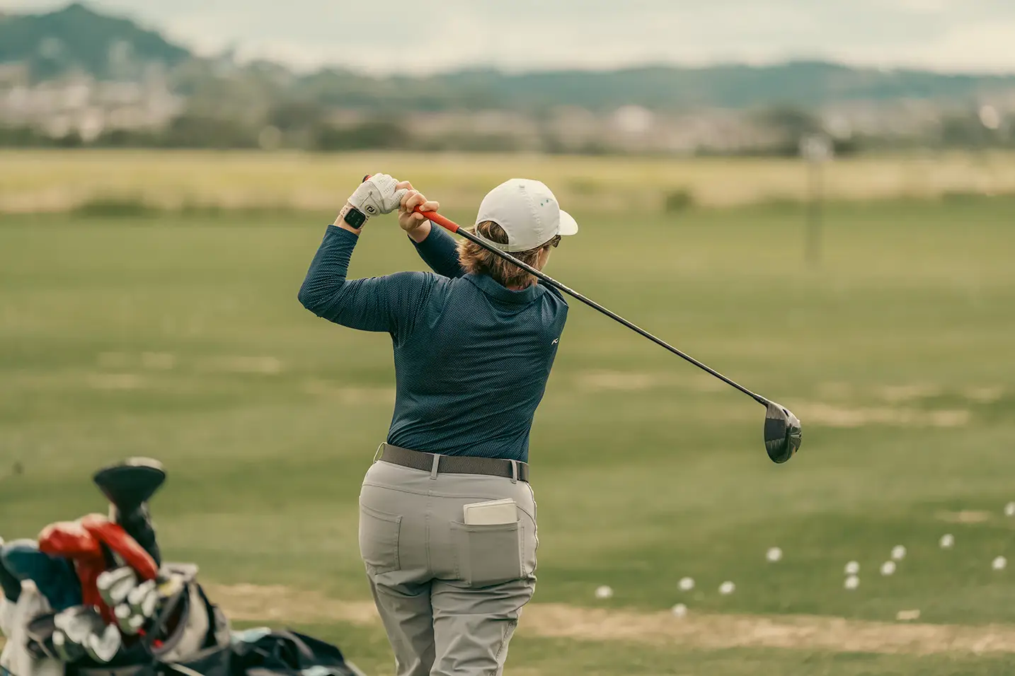 woman playing golf